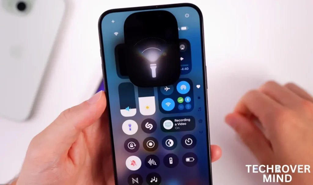 ios 18 beta 3 New Flashlight change feature